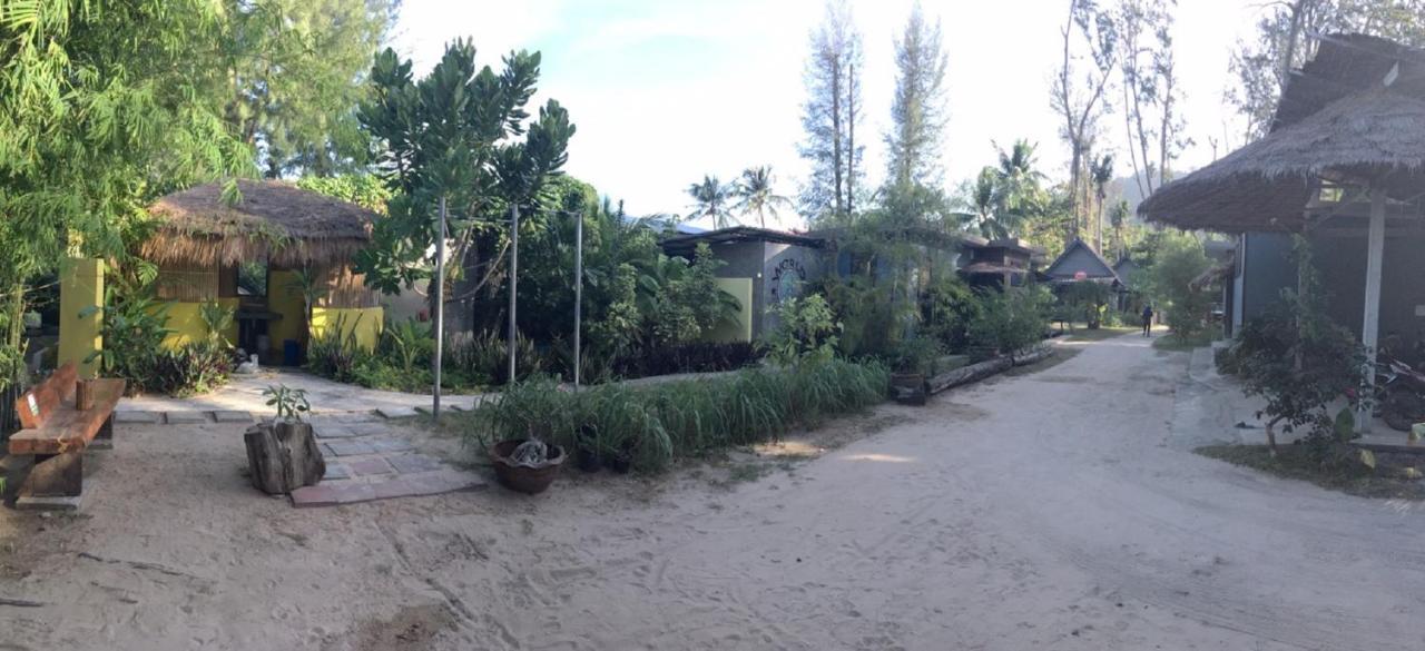 Hey Beach Hostel-Sha Extra Plus Koh Lanta Bagian luar foto
